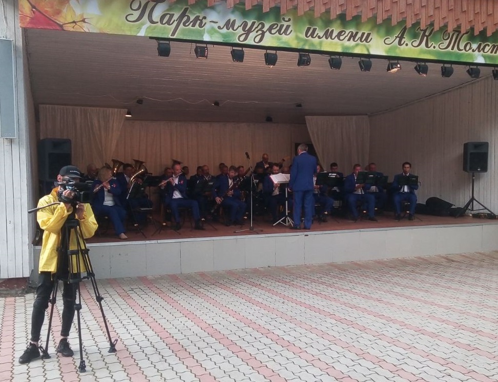 Духовой оркестр поздравил брянцев праздничным концертом в парке