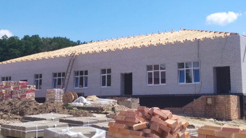 В Навле монтируют стропилы крыши на новой пристройке к детсаду