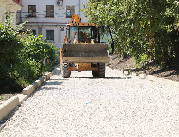 В Брянске благоустраивают дворовую территорию на улице Калинина