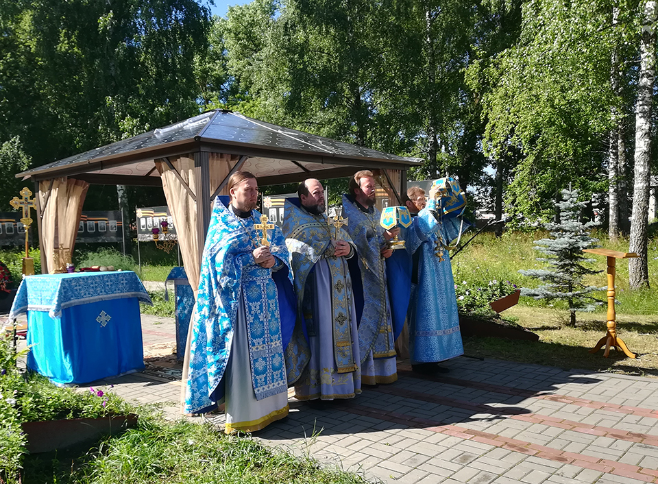 В поселке Теплое Карачевского района совершена первая Божественная литургия на месте будущего храма