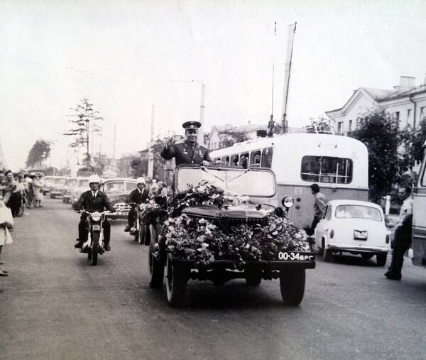 Брянские пользователи соцсетей выкладывают снимки приезда Гагарина