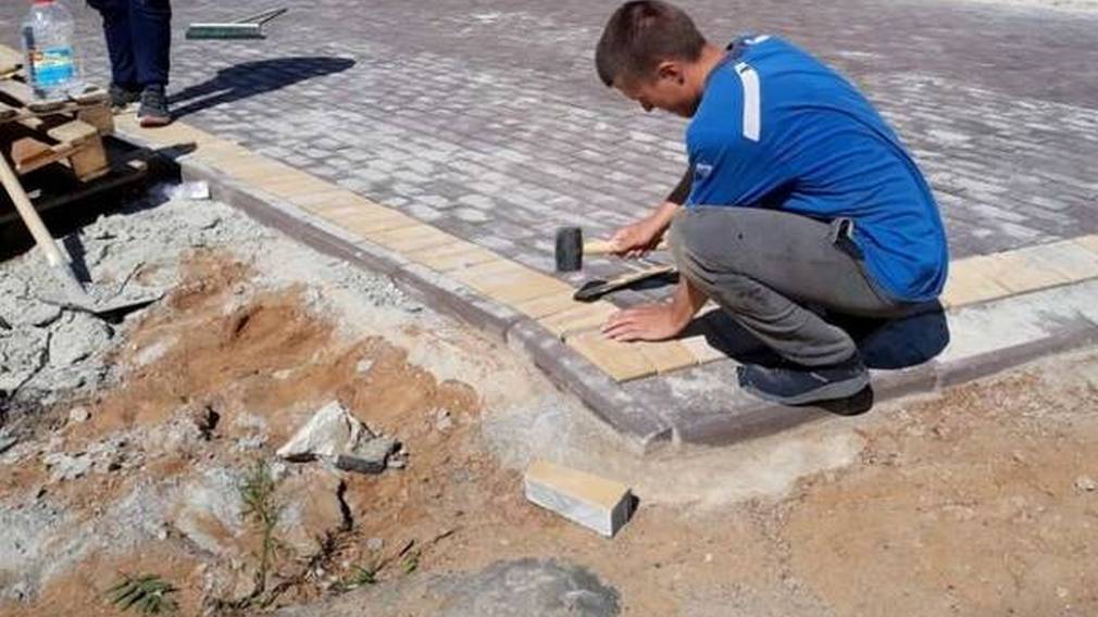 В центре Дубровки возводят новый сквер