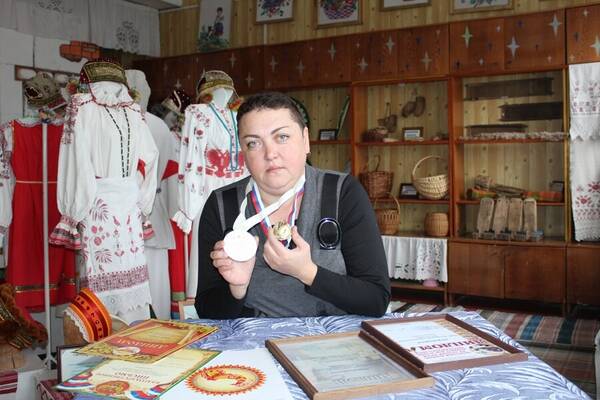 Мастерицу из брянских Комаричей наградили дипломом Международного конкурса