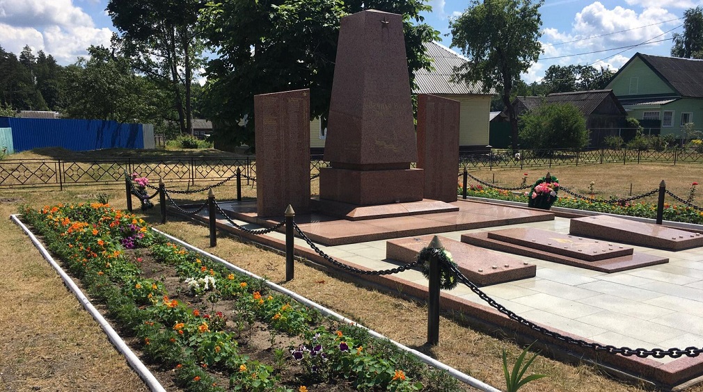 В п. Холмечи  Брянской области  преобразился  воинский мемориал