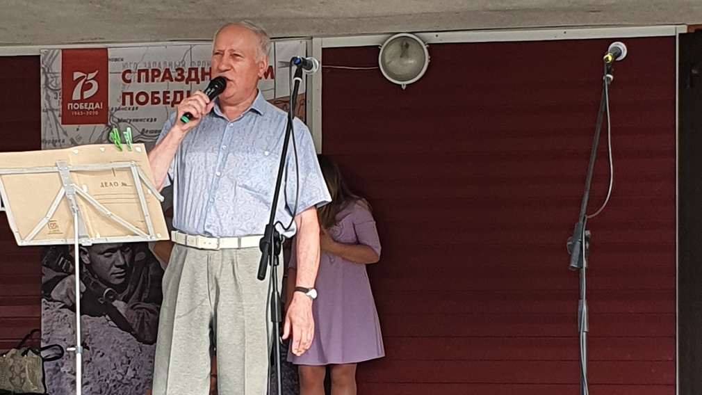 Брянские артисты выступают перед жителями с праздничной программой «Цвети, родная Брянщина моя»