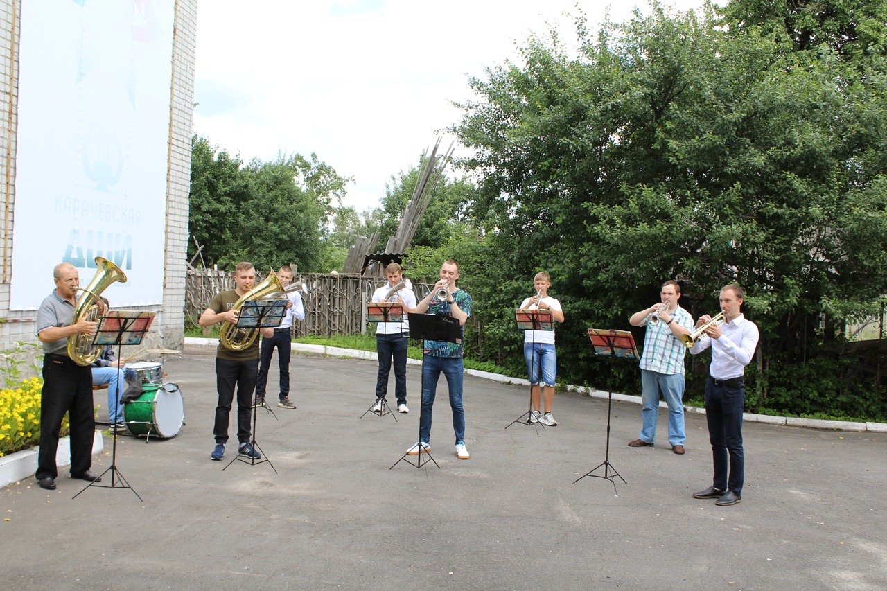 Народные коллективы Карачевской ДШИ выступили  на участках