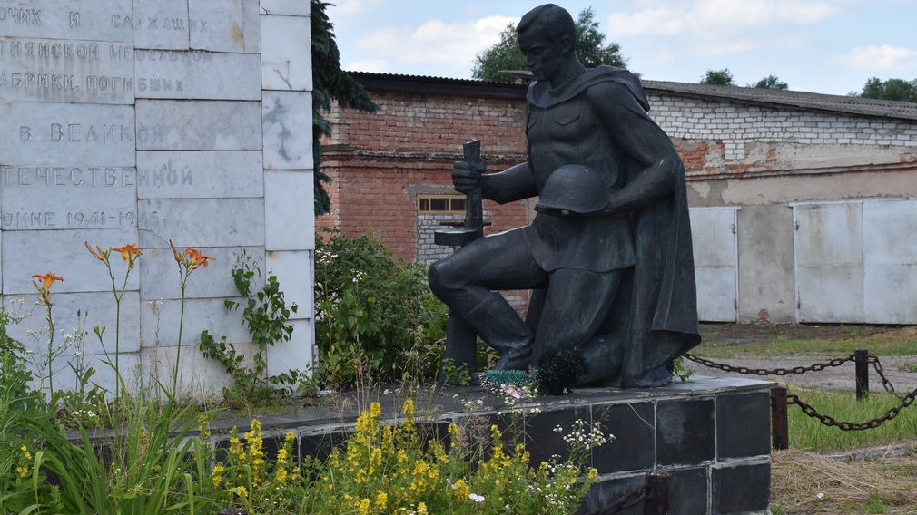 В брянской Клетне реконструируют воинский мемориал