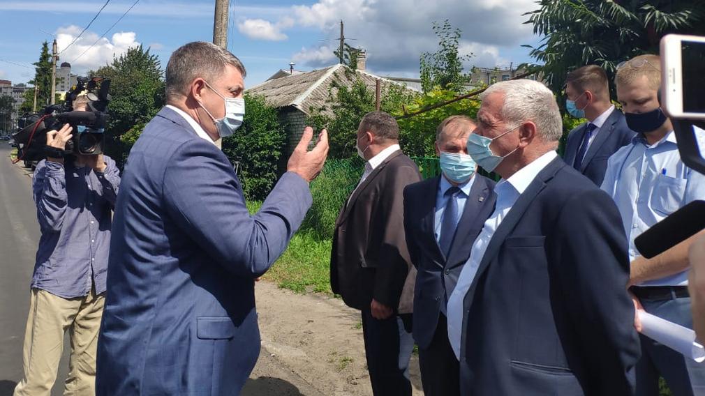 Проверяет ход строительства улицы Советской губернатор региона