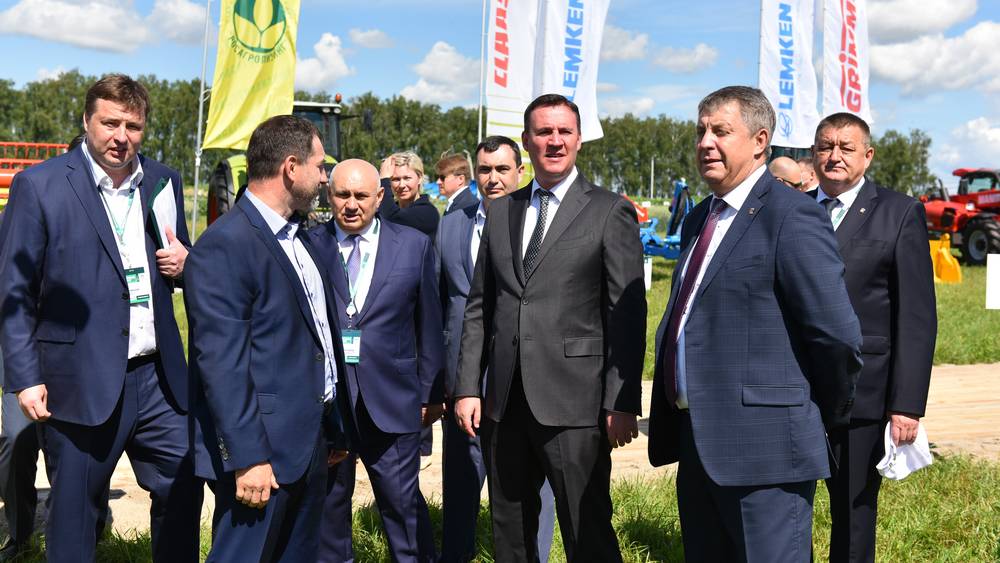 Во время «Дня российского поля» в Брянской области министр Дмитрий  Патрушев сообщил о переходе к улучшенным продуктам