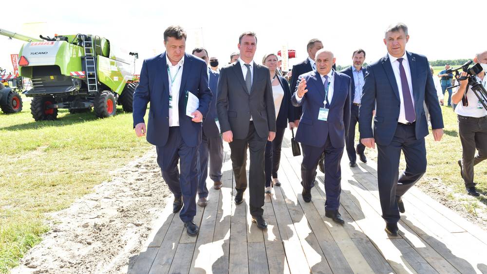 На брянской  выставке «Всероссийский день поля − 2020»  Дмитрий Патрушев рассказал о развитии  российского села