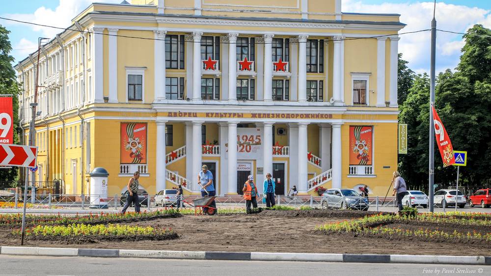 Цветочное кольцо у ДК Железнодорожников появилось в Брянске