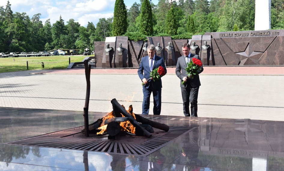 На  партизанской поляне  в городе Брянске  Патрушев почтил память героев