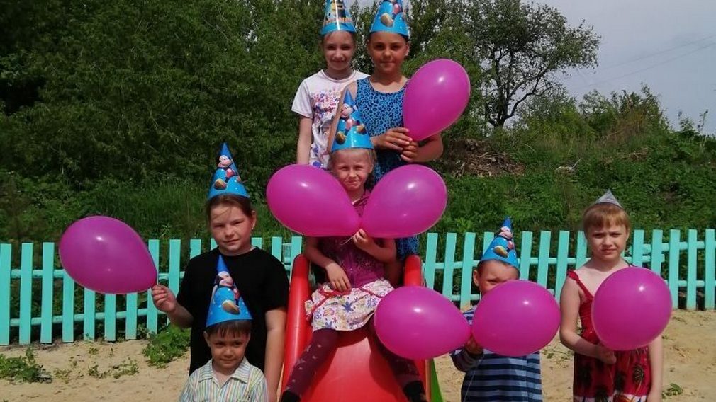 В брасовском селе активисты построили детскую площадку