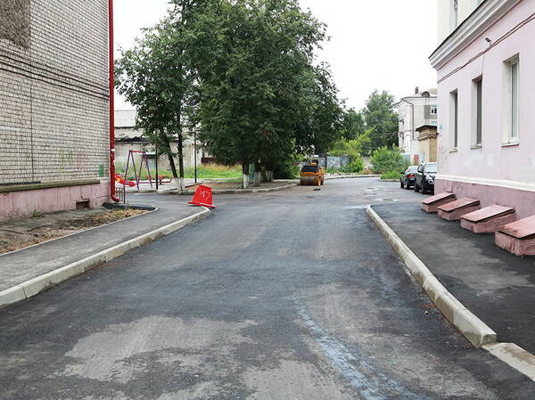 Благоустройство дворов в Бежицком районе в Брянске продолжается