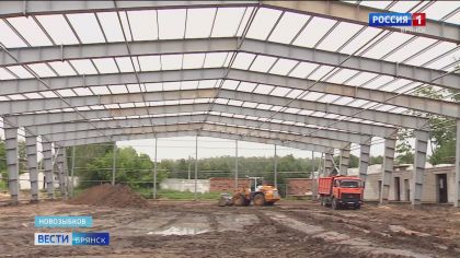 Строительство ледового катка продолжается в брянском Новозыбкове