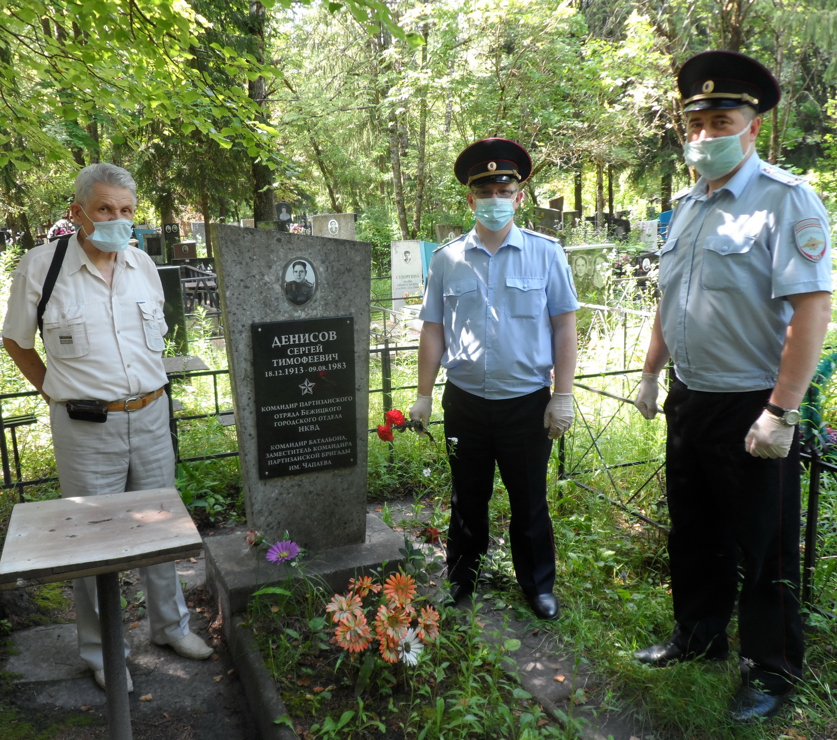 Коллеги почтили память брянского героя-партизана Сергея Денисова