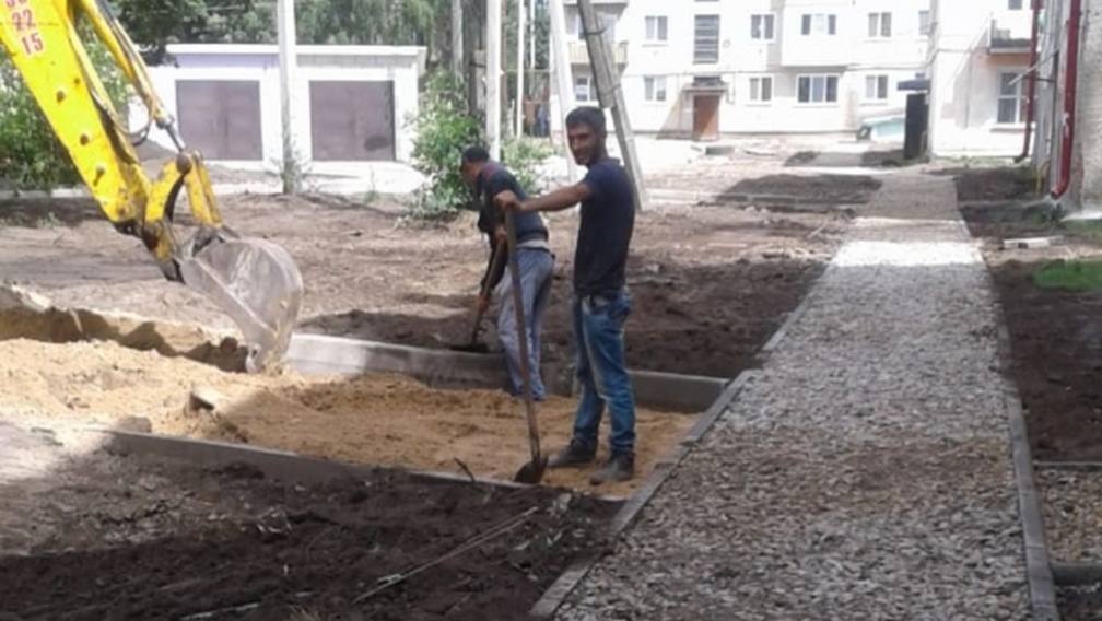 Благоустройство четырех  дворов в Почепе продолжается