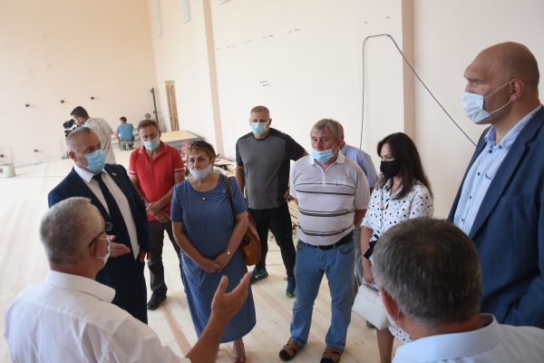 Депутаты Госдумы Николай Валуев и Валентин Суббот с рабочим визитом посетили лицей №1 в Добруни