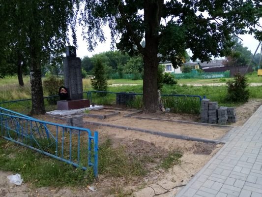 Благоустраивать сквер в Навлинском районе начали