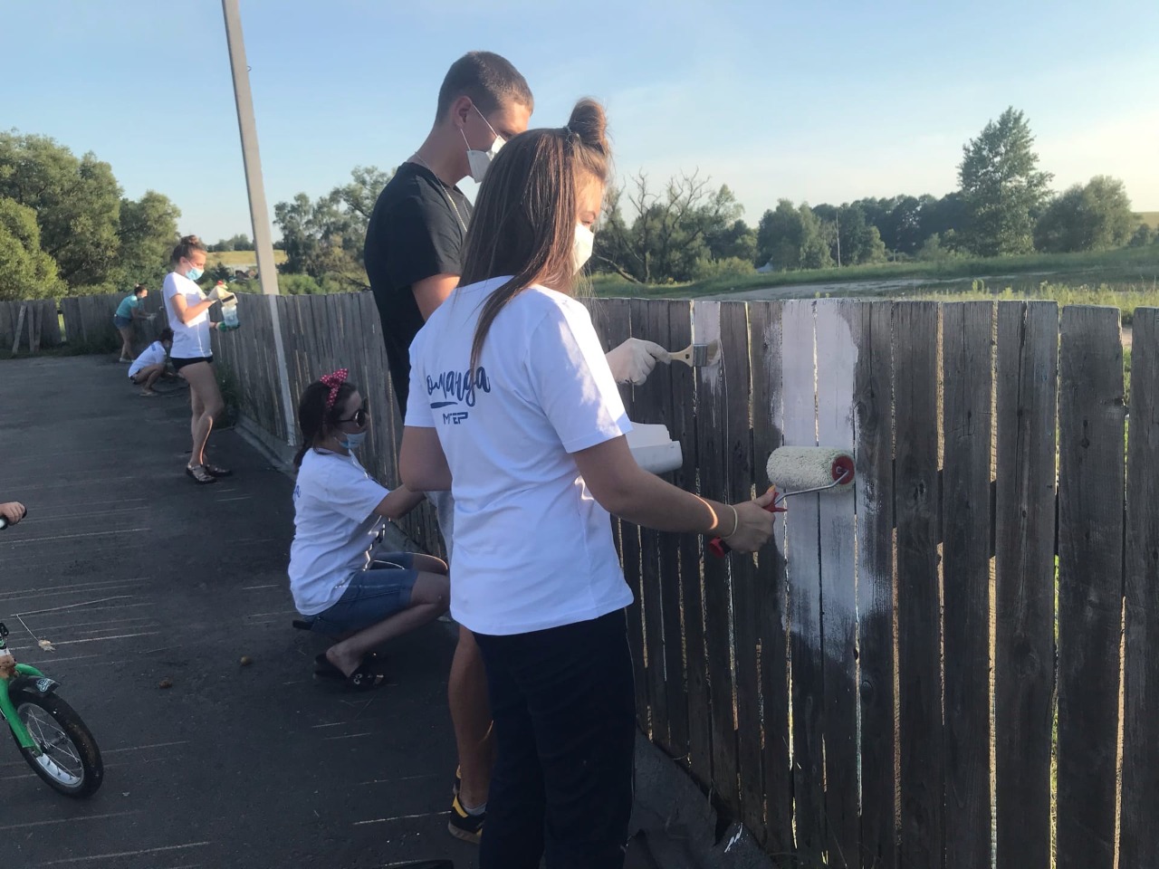 Дятьковская активная молодежь благоустраивает игровую площадку в деревне Березино