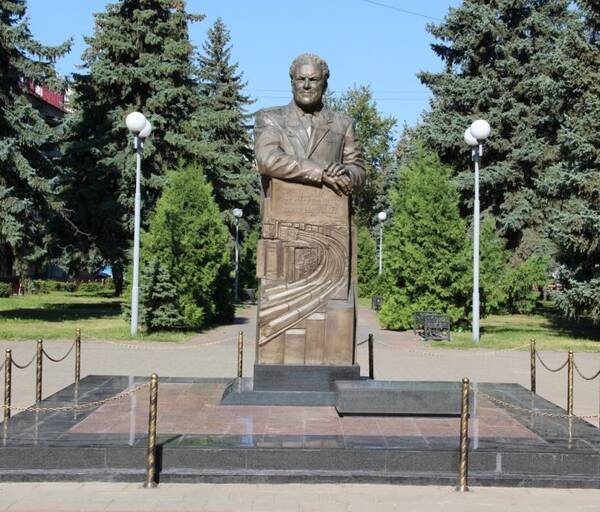 Брянские железнодорожники провели благоустройство сквера к юбилею Ивана Паристого