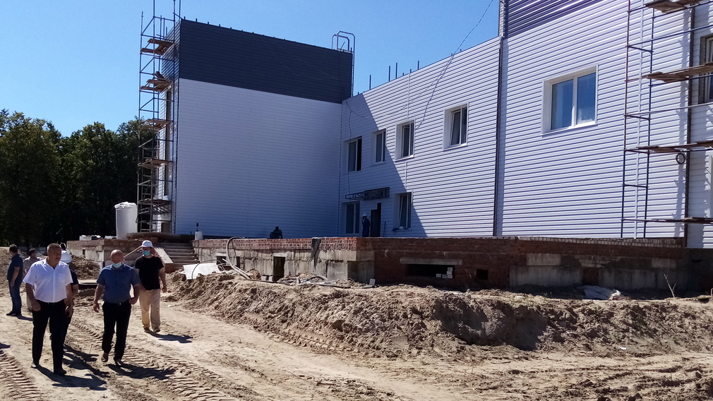 Сергей Тимошенко проинспектировал строительство спортивного центра в Жуковке