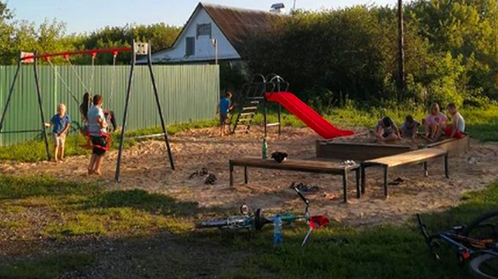 Брянский депутат Алексей Красников установил детскую площадку в карачевской деревне