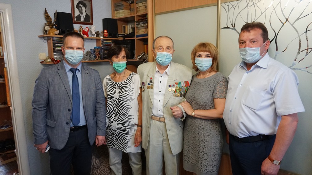 В Брянске Заслуженного строителя России поздравили с наступающим праздником