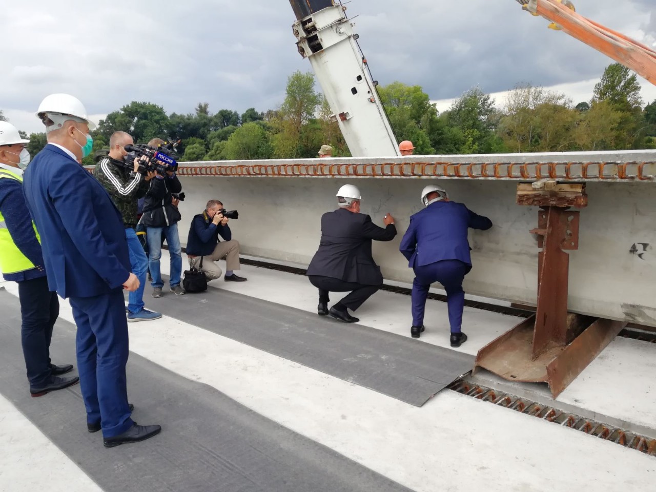 На новом Литейном мосту в Брянске уложили последнюю 99-ю балку