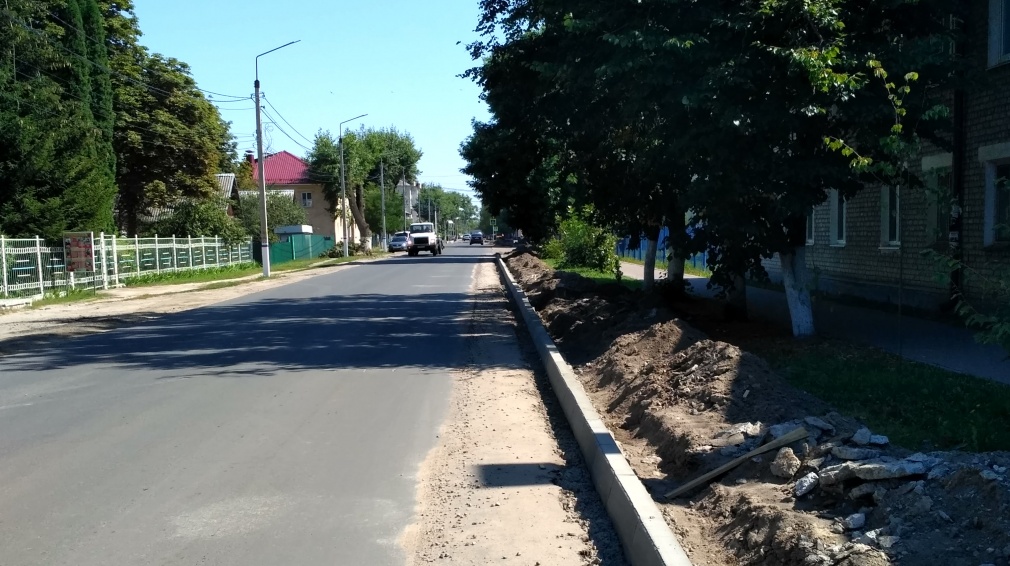 В брянской Унече продолжается капремонт автодороги по улице Луначарского