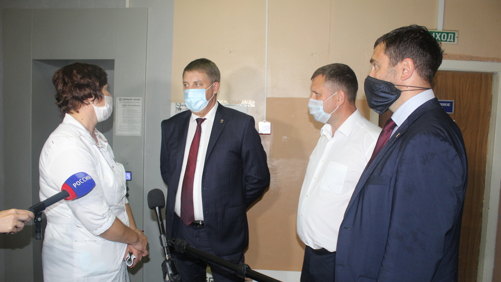 Александр Богомаз проинспектировал в Навле пристройку к детскому саду и райбольницу