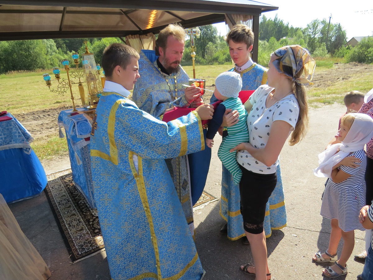 В карачевской деревне Песочня состоялась первая Божественная литургия на месте будущего храма