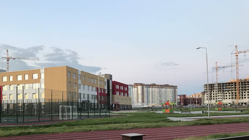 В Брянске на территории новой школы установят детские площадки