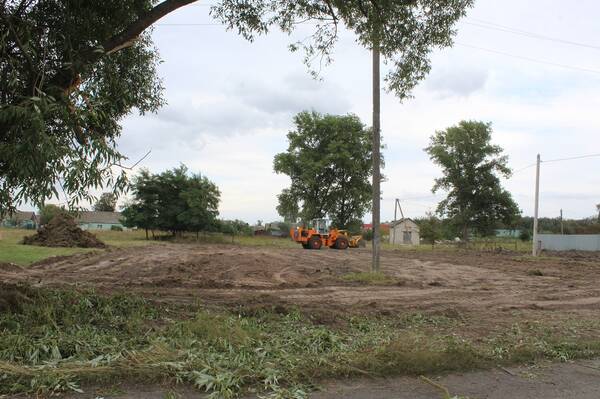 Cпортивно-игровую площадку строят в Комаричах