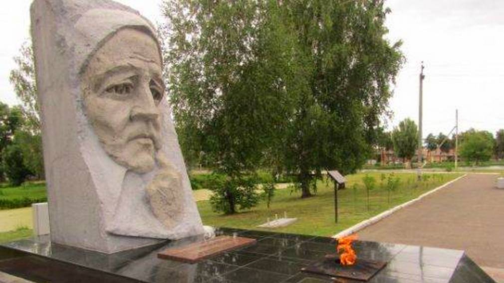 В Новозыбкове обязали подрядчика завершить в срок реконструкцию мемориала Скорбящей матери