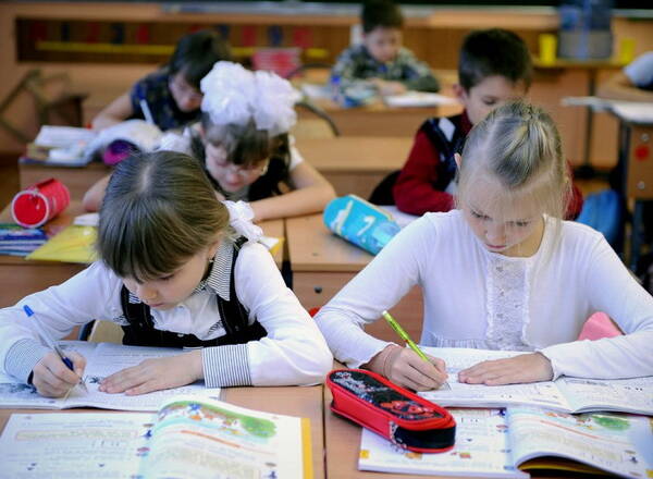 Школьные линейки на Брянщине будут проходить по новым правилам