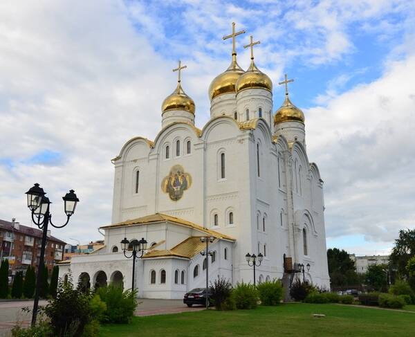 Подарки школьникам из многодетных семей митрополит Александр в Брянске вручил