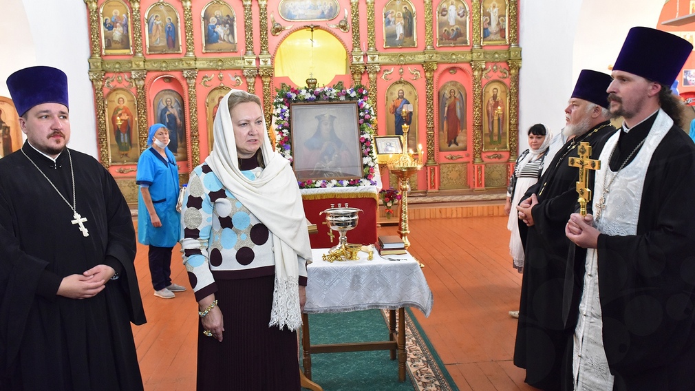 Анна Громова передала брасовскому благочинному главную святыню храма