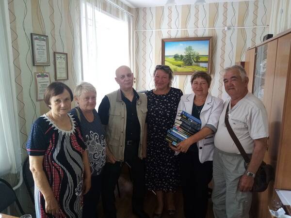 Знаменитый писатель-фантаст посетил малую родину — брянскую Жуковку