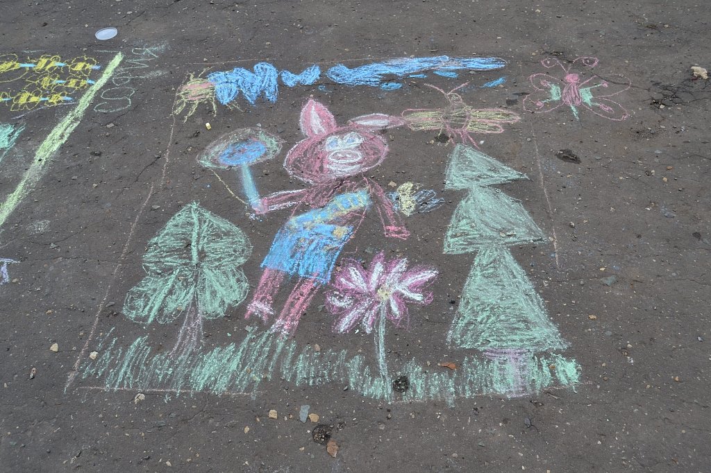 Сказочные герои – на асфальте