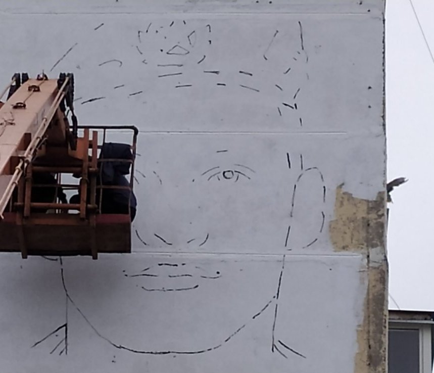 В Фокинском районе Брянска рисуют портрет Героя России Олега Ермакова