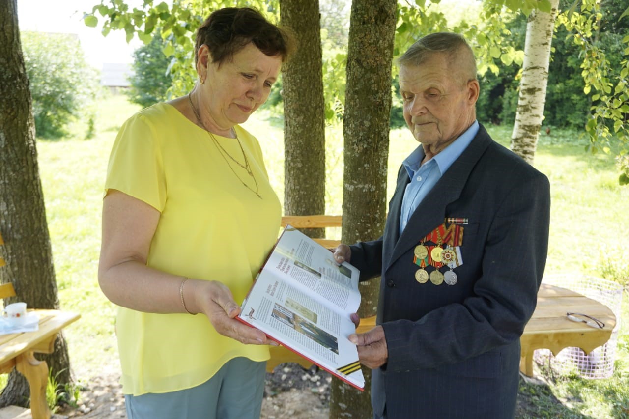 Брянскому ветерану – почтовику вручили уникальную «Книгу о героях»