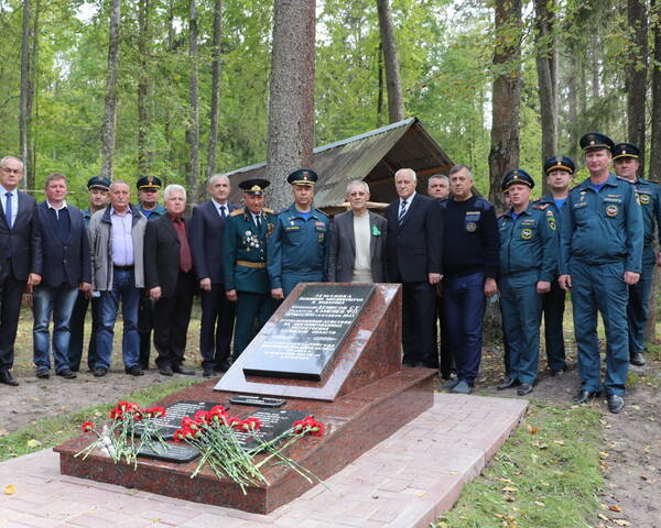 В Брянске открыли отреставрированный памятник партизанам-пожарным и милиционерам