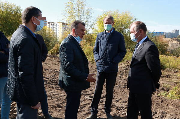 Городские власти проинспектировали строительство новой школы на улице Романа Брянского