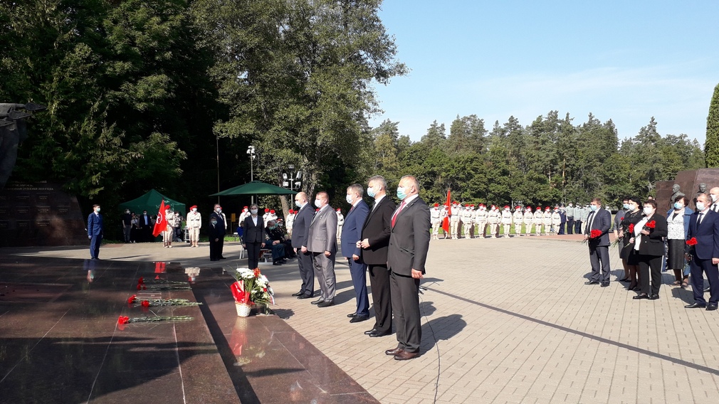 Руководство области посетило брянский Мемориальный комплекс «Партизанская поляна»