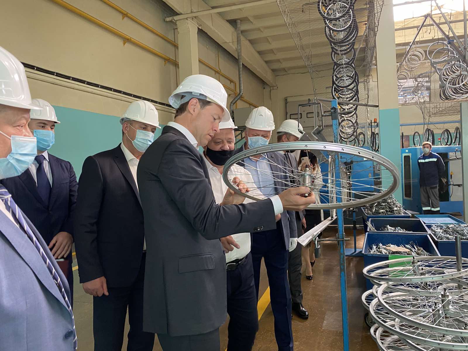 Денис Мантуров познакомился с продукцией Жуковского веломотозавода на Брянщине