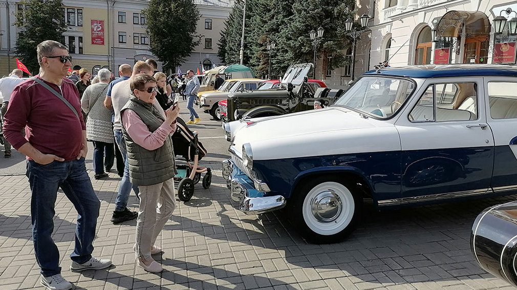 На площади Карла Маркса в Брянске работает выставка ретромобилей и мототехники