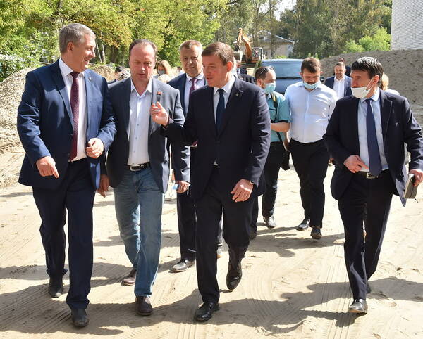 Андрей Турчак оценил строительство спорткомплекса в Бежицком районе Брянска