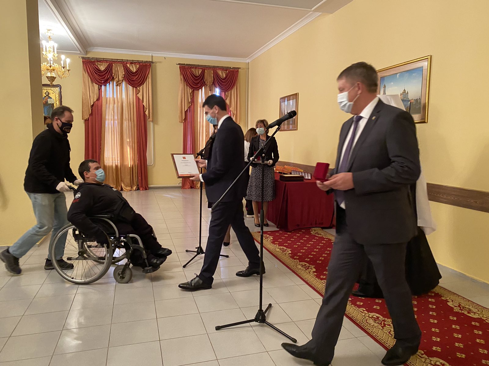 Полпред Президента в ЦФО Игорь Щёголев и брянский губернатор Александр Богомаз вручили награды брянским волонтерам