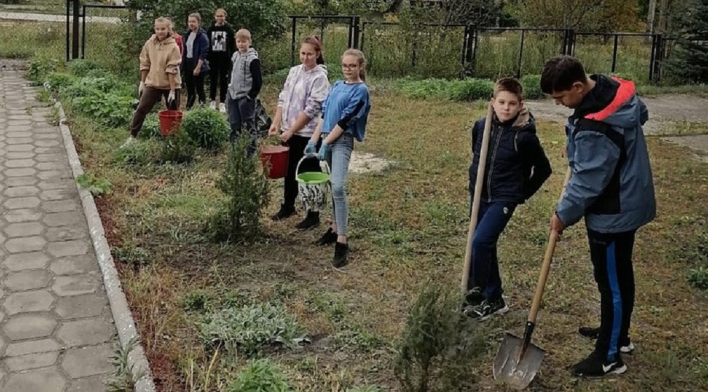 Брянские школьники участвовали в патриотической акции «Аллея Победы»
